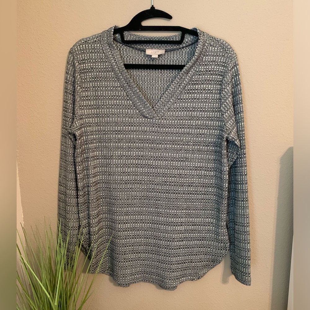 NWOT LOFT gray long sleeve blouse. V-Neck size M.